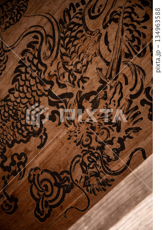 木の天井に描かれた龍の墨絵｜日本の伝統美術テクスチャ 134963588