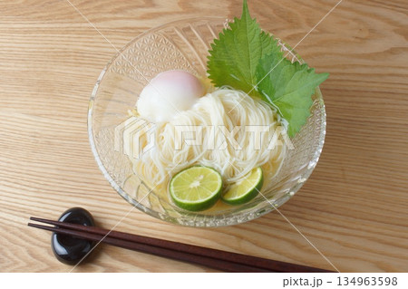 ゆずソーメンと温泉卵 ゆずソーメンと温泉卵 134963598