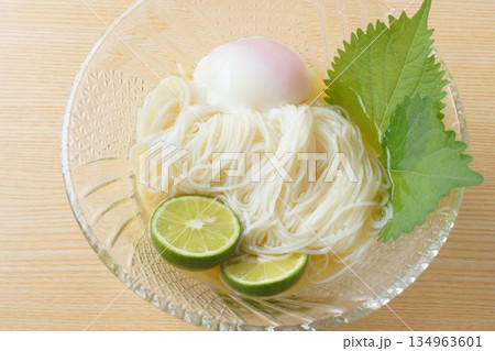 ゆずソーメンと温泉卵 134963601