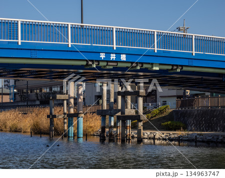 旧中川に架かる「平井橋」の橋名表示 旧中川に架かる「平井橋」の橋名表示 134963747