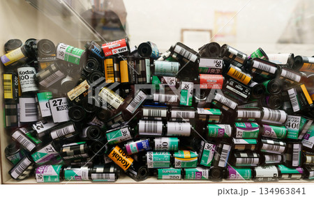 大量の使用済みフィルム 134963841