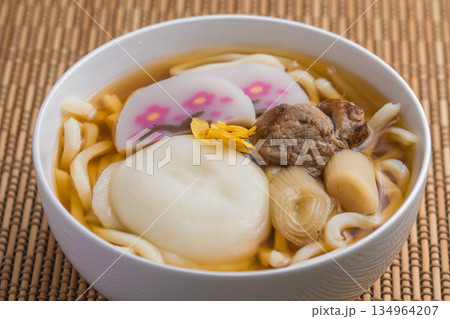 お餅の入った力うどん 134964207