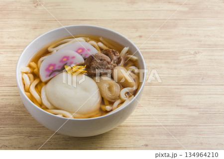 お餅の入った力うどん 134964210