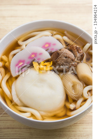 お餅の入った力うどん 134964214