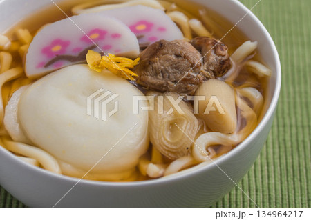 お餅の入った力うどん 134964217
