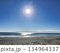 朝日に輝く海の光景 134964337