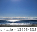 朝日に輝く海の光景 134964338