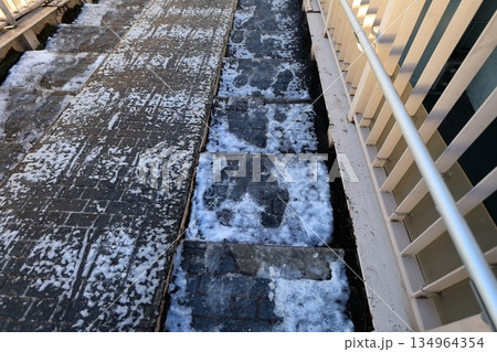 凍結した階段 134964354