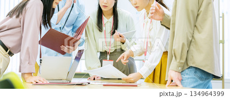 打ち合わせをする会社員 134964399