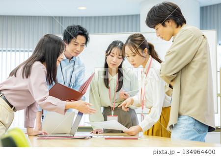 打ち合わせをする会社員 134964400