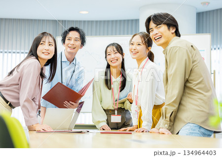 打ち合わせをする会社員 134964403