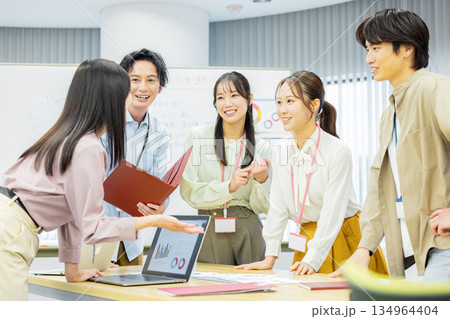 打ち合わせをする会社員 134964404