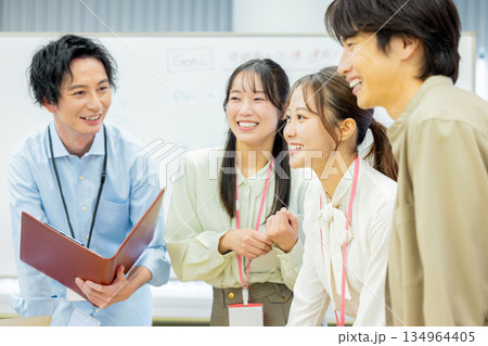 打ち合わせをする会社員 134964405