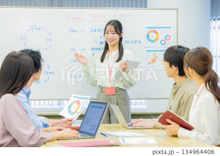 打ち合わせをする会社員　男女 134964406