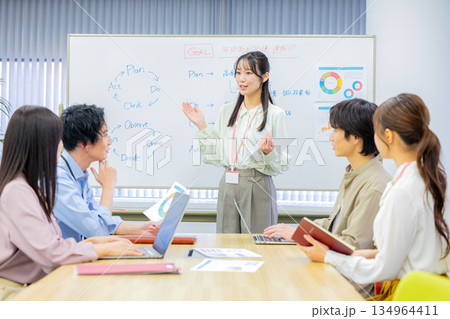 打ち合わせをする会社員　男女 134964411