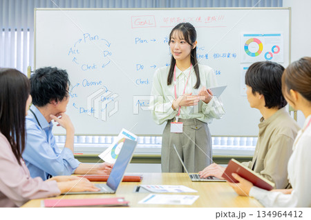 打ち合わせをする会社員　男女 134964412