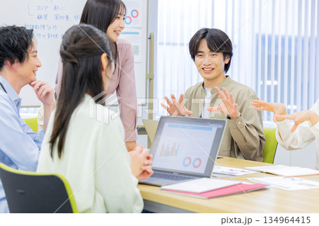 打ち合わせをする会社員　男女 134964415
