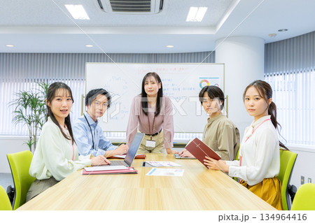 打ち合わせをする会社員　男女 134964416