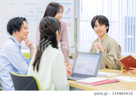 打ち合わせをする会社員 男女 打ち合わせをする会社員 男女 134964418