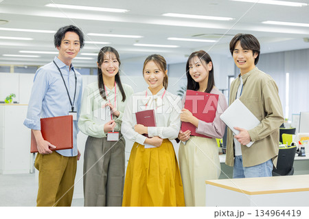 クリエイティブなビジネスチーム 134964419