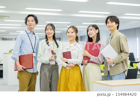 クリエイティブなビジネスチーム 134964420