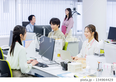 オフィスで働く人々 134964429
