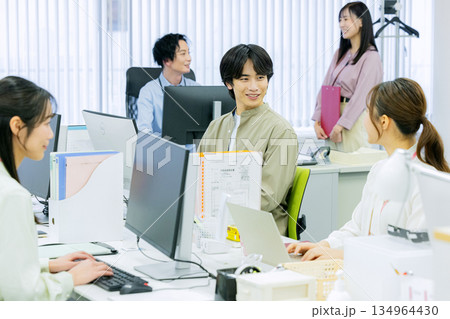 オフィスで働く人々 オフィスで働く人々 134964430