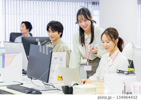 オフィスで働く人々 134964432