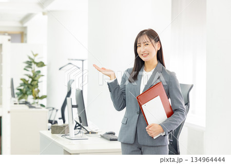 オフィスで働く若い女性 134964444