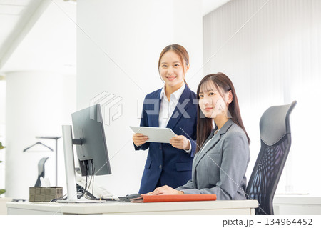 オフィス　女性　仕事 134964452