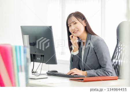オフィスで仕事をするビジネスウーマン オフィスで仕事をするビジネスウーマン 134964455
