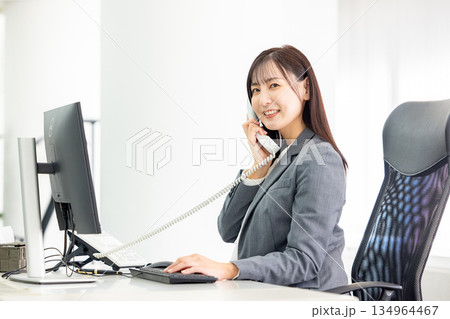 電話をする女性 134964467