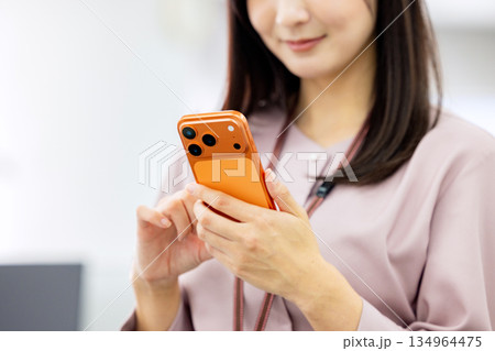 スマホを操作するビジネスウーマン 134964475