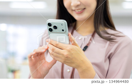スマホを操作するビジネスウーマン 134964480