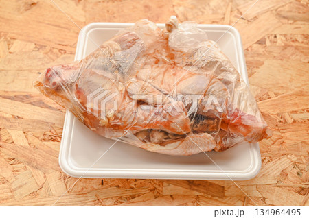 ポリ袋で下味をつける骨付きチキン 134964495