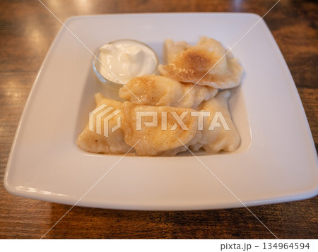 【ポーランド】クラクフ市街のレストランで食したポーランド風ギョウザのピェロギ 134964594