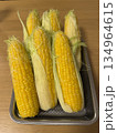 茹でたてのとうもろこし 134964615
