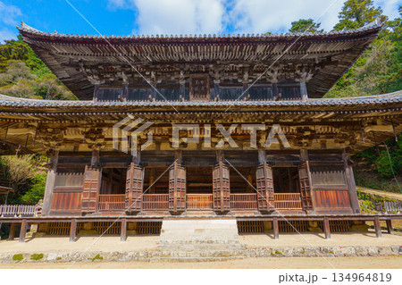 秋の兵庫県姫路市の書写山円教寺の大講堂 134964819