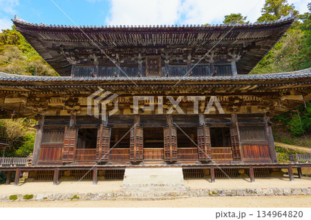 秋の兵庫県姫路市の書写山円教寺の大講堂 134964820