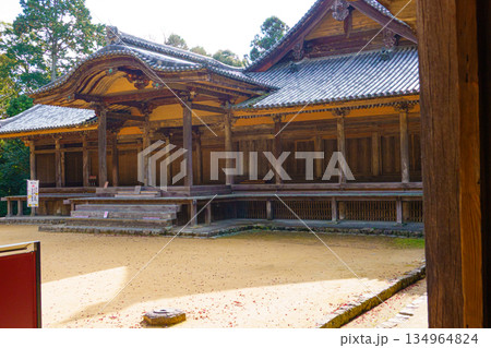 秋の兵庫県姫路市の書写山円教寺の常行堂 134964824