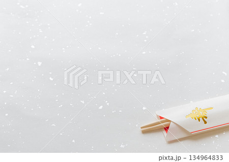 白い和紙に祝い箸 白い和紙に祝い箸 134964833