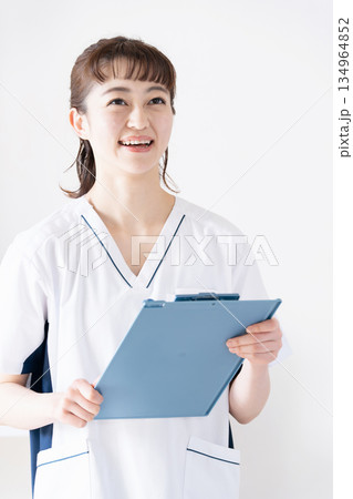 笑顔でファイルを持つ白衣の女性 134964852