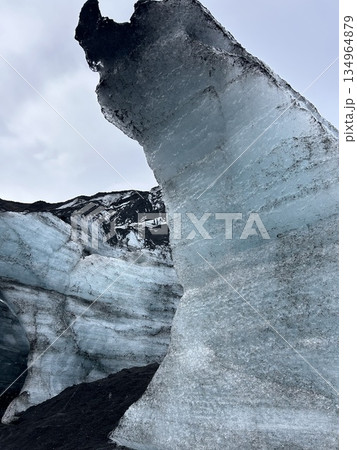 アイスランドのミールダルスヨークトル氷河のアイスケーブツアー、氷の洞窟の溶け残った氷の壁の一部です。 アイスランドのミールダルスヨークトル氷河のアイスケーブツアー、氷の洞窟の溶け残った氷の壁の一部です。 134964879
