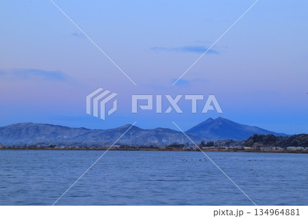 霞ヶ浦と雪化粧した筑波山 霞ヶ浦と雪化粧した筑波山 134964881