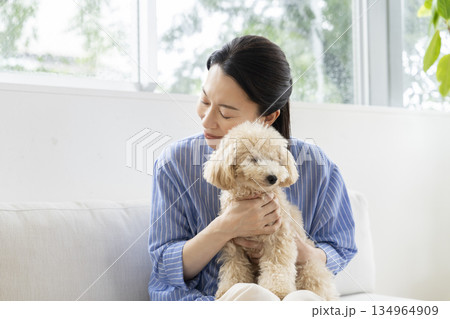 愛犬を抱くミドル女性 134964909