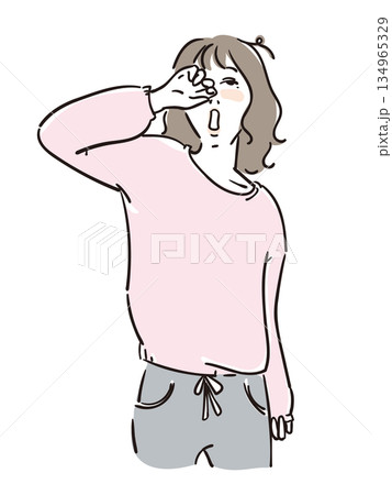 寝起きの可愛い女性上半身 寝起きの可愛い女性上半身 134965329