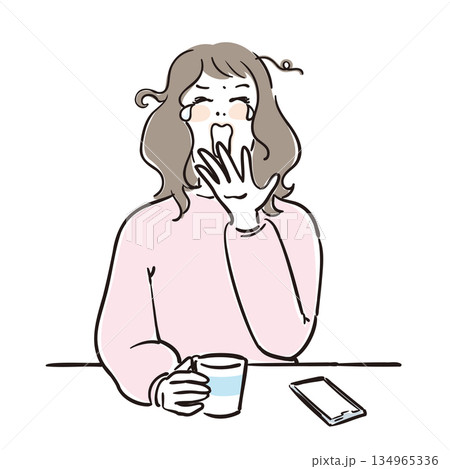 寝起きの可愛い女性上半身 134965336