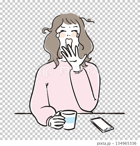 寝起きの可愛い女性上半身 134965336