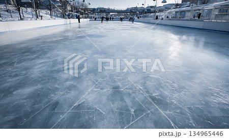 冬の屋外スケートリンクで滑る人々 134965446