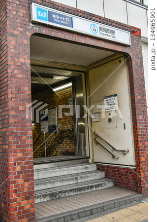 地上から見る東京メトロ東西線東陽町駅2番出口 地上から見る東京メトロ東西線東陽町駅2番出口 134965901